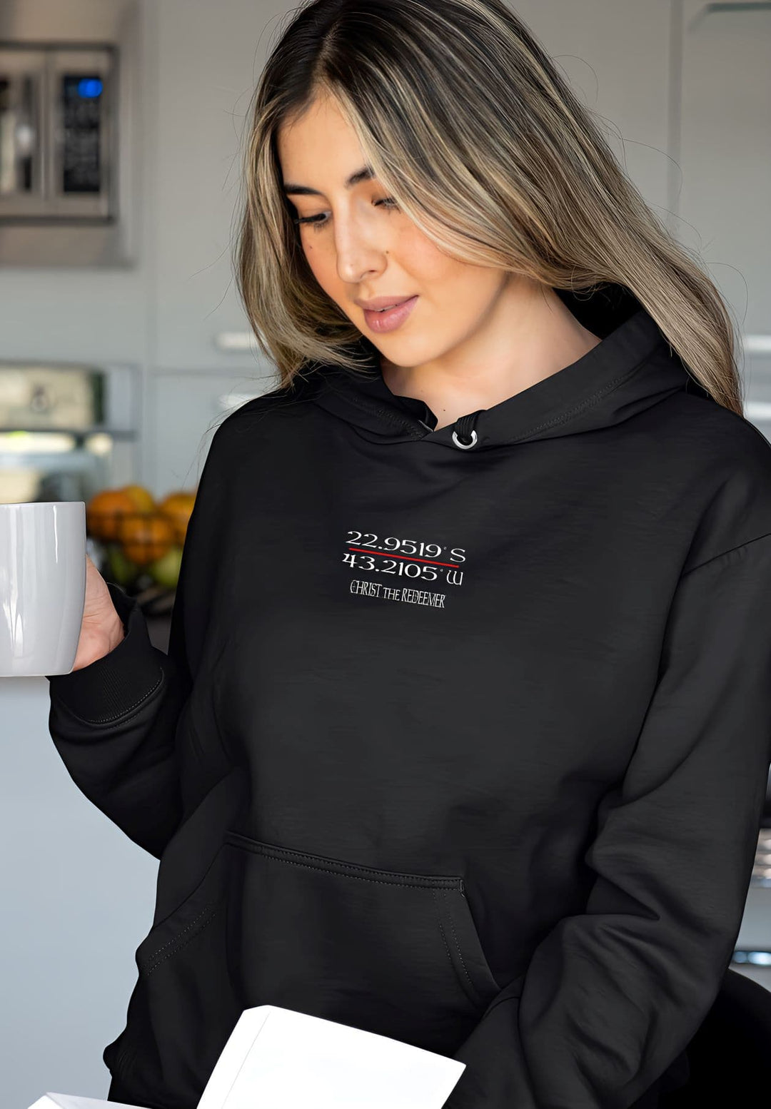 The black hoodie she wore was not just an article of clothing; it was a memory in the making, a moment in which fashion and comfort intertwined seamlessly.
