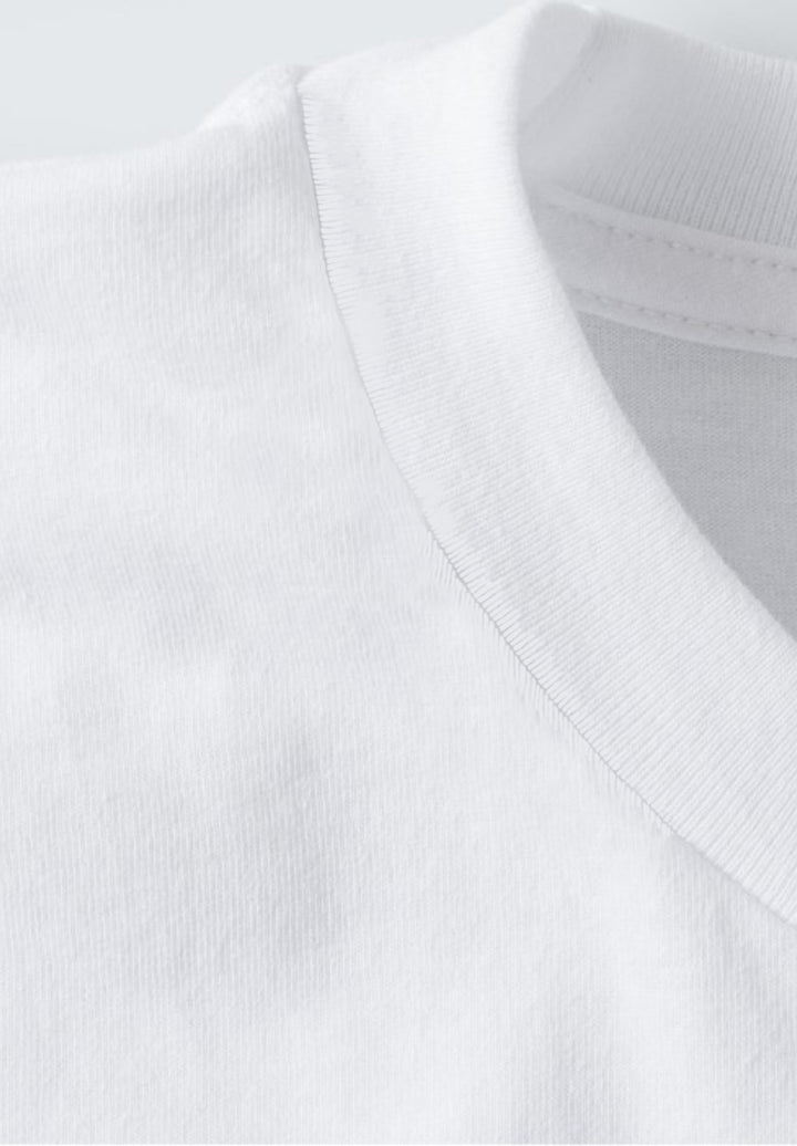 Each thread on a white t-shirt collar expresses warmth and simplicity, recalling memories and moments.