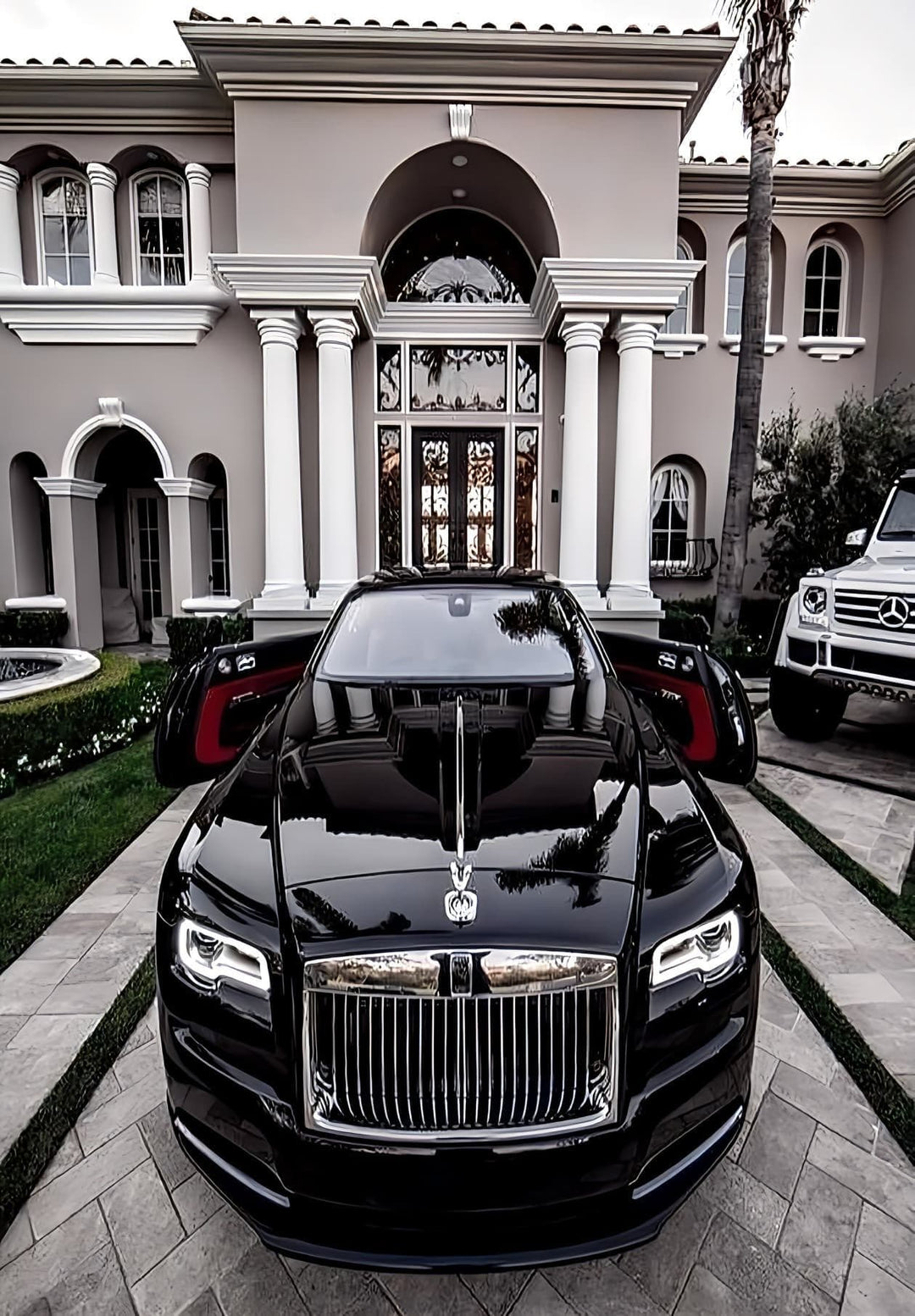 The beautiful black Rolls-Royce easily combines luxury and sophistication, giving you a sense of unparalleled style and elegance.