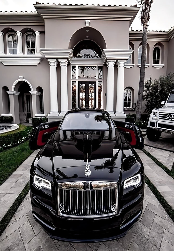 The beautiful black Rolls-Royce easily combines luxury and sophistication, giving you a sense of unparalleled style and elegance.