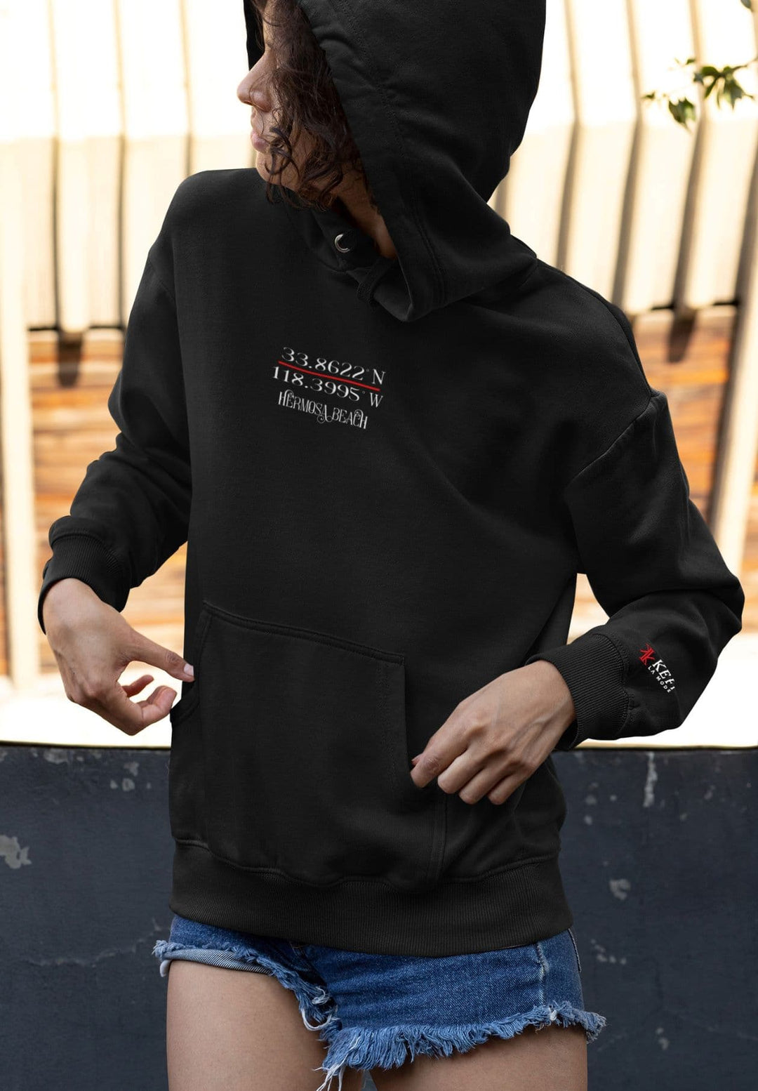 The young woman radiates an image of urban and laid-back sophistication.